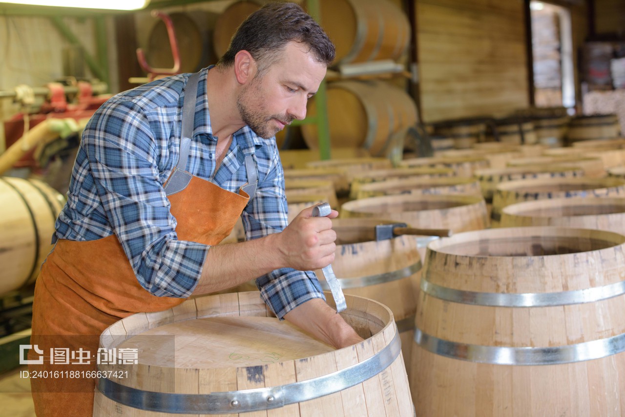 Cooper making barrel